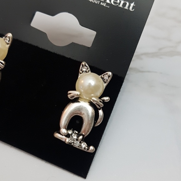 Kitty Cat Pearl Silver Studs - Picture 2 of 5